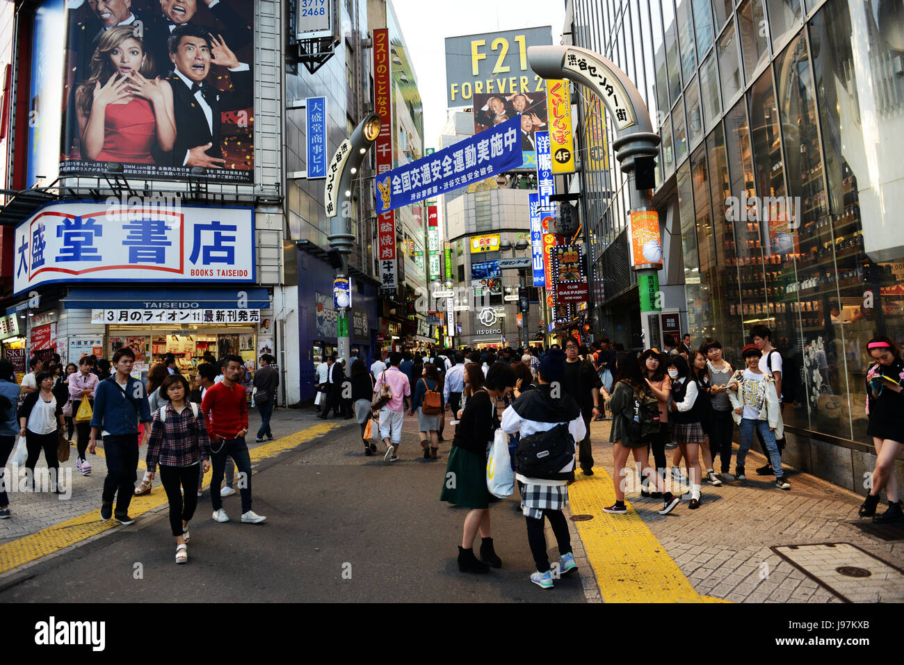 Shibuya ist eine sehr beliebte Einkaufs-, Unterhaltungs- und Nachtleben in Tokyo, Japan. Stockfoto