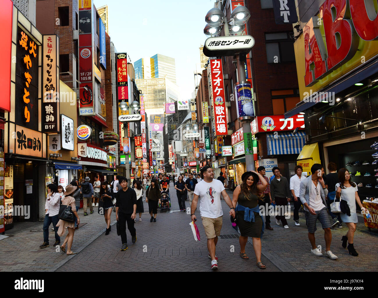 Shibuya ist eine sehr beliebte Einkaufs-, Unterhaltungs- und Nachtleben in Tokyo, Japan. Stockfoto