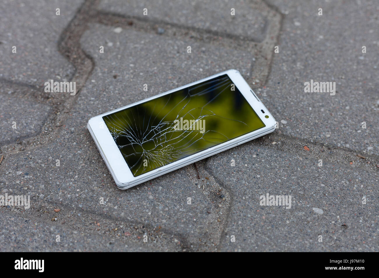 Telefon mit zerbrochenen Bildschirm liegen auf dem Bürgersteig Stockfoto