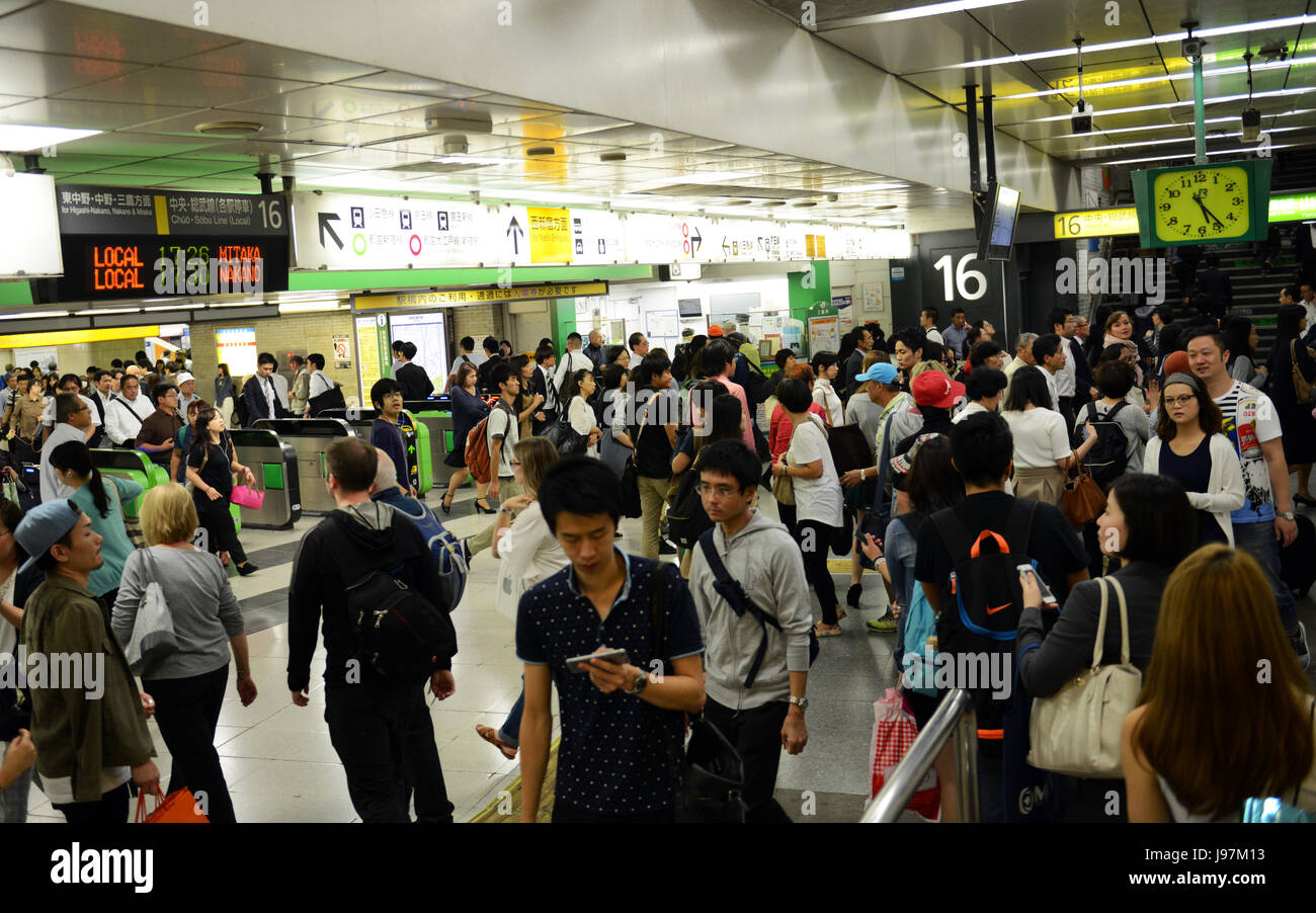 Der sehr verkehrsreichen Bahnhof Shinjuku in Tokio, Japan. Stockfoto