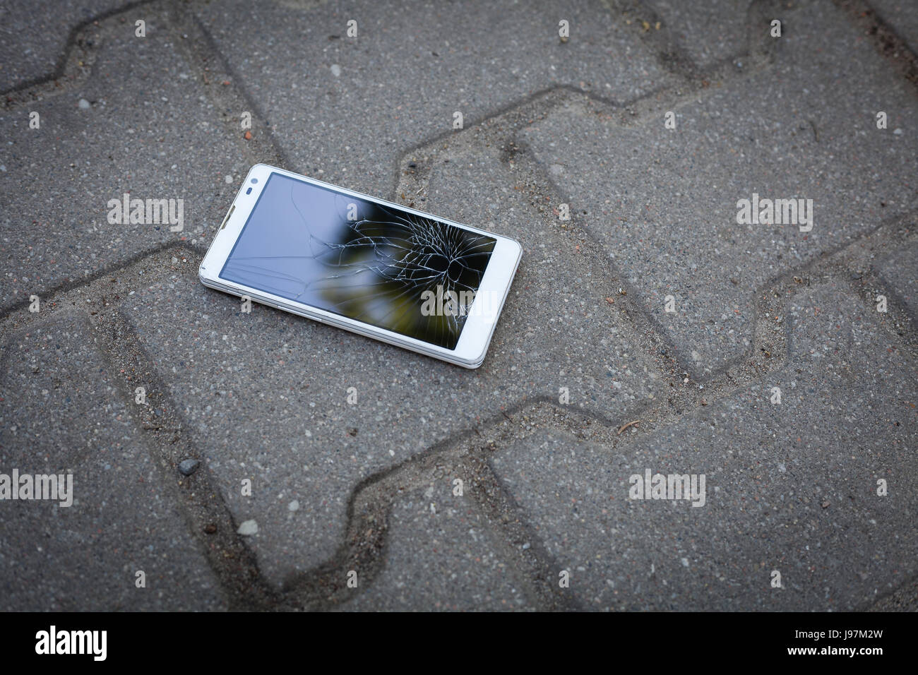 Telefon mit zerbrochenen Bildschirm liegen auf dem Bürgersteig Stockfoto