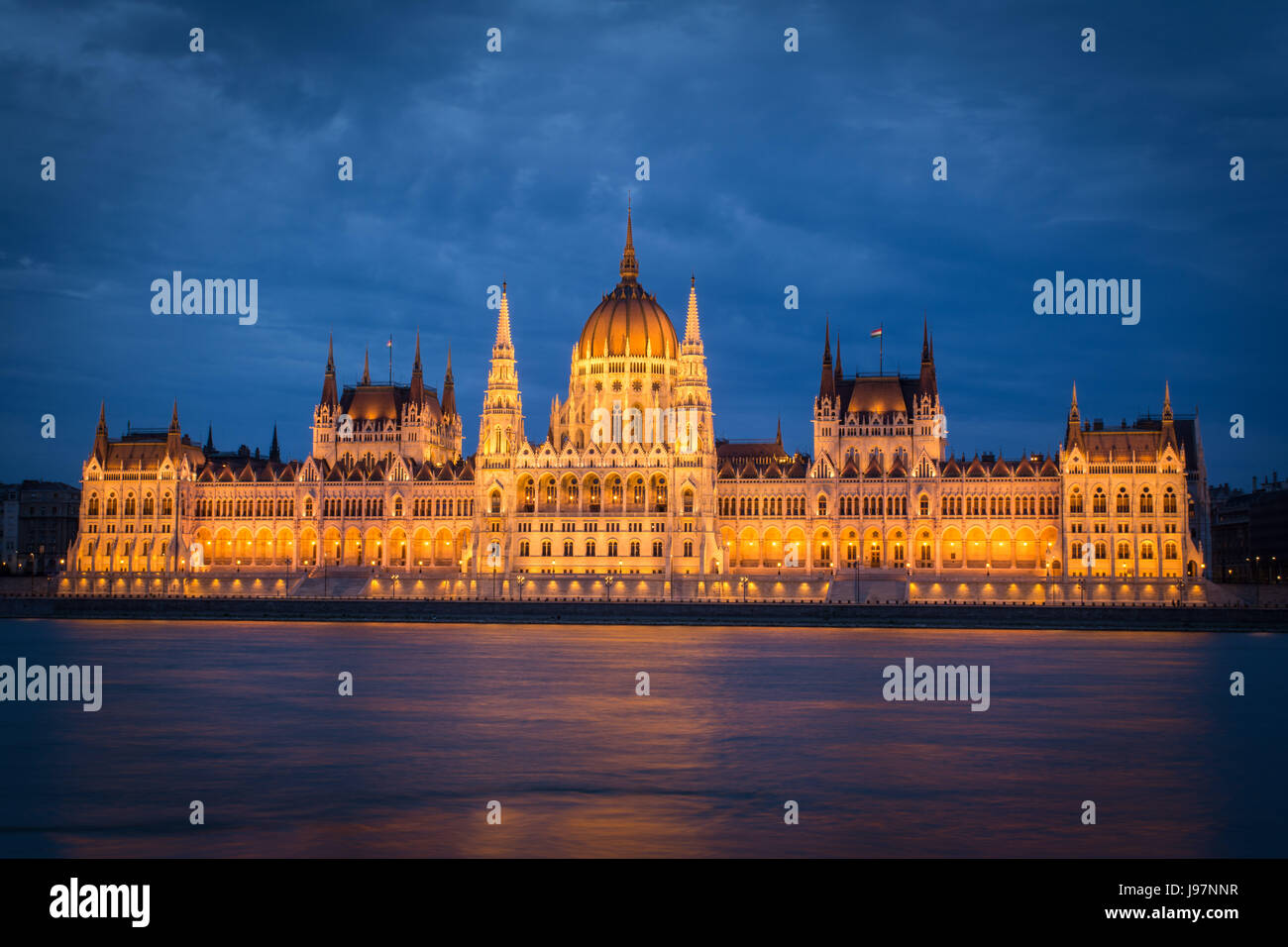 Ansicht von ventral des ungarischen Parlaments zur blauen Stunde. Budapest, Ungarn. Stockfoto