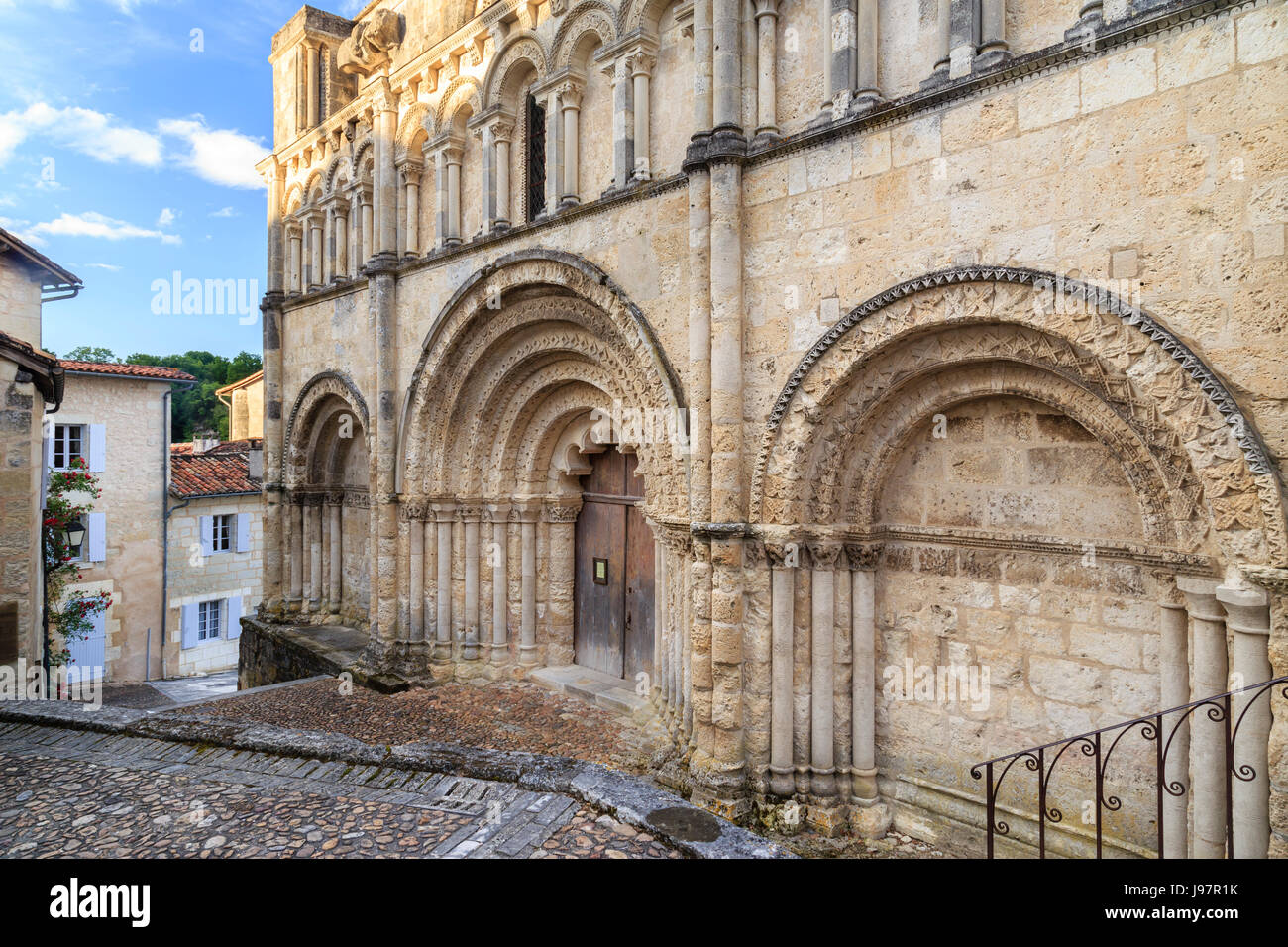 Frankreich, Charente, Aubeterre sur Dronne, beschriftet Les Plus beaux villages de France (Schönste Dörfer Frankreichs), Saint Jacques Kirche Stockfoto