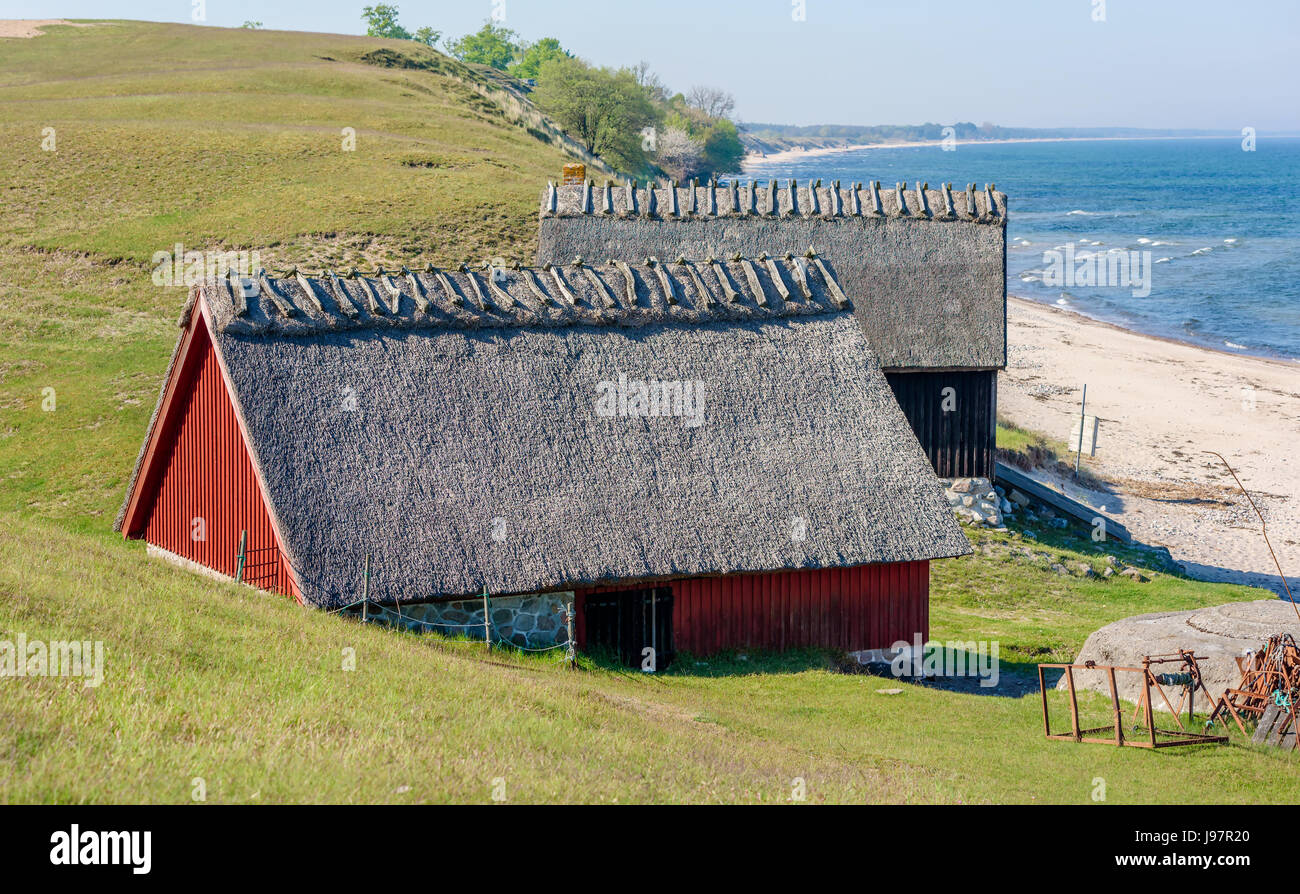 Havang Naturschutzgebiet, Schweden - 18. Mai 2017: ökologische Dokumentarfilm. Rot und alte Fischerei Hütte mit Strohdach direkt neben dem Sandstrand. Stockfoto