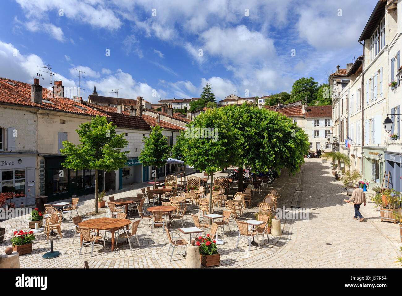 Frankreich, Charente, Aubeterre sur Dronne, beschriftet Les Plus beaux villages de France (Schönste Dörfer Frankreichs), Trarieux Square Stockfoto
