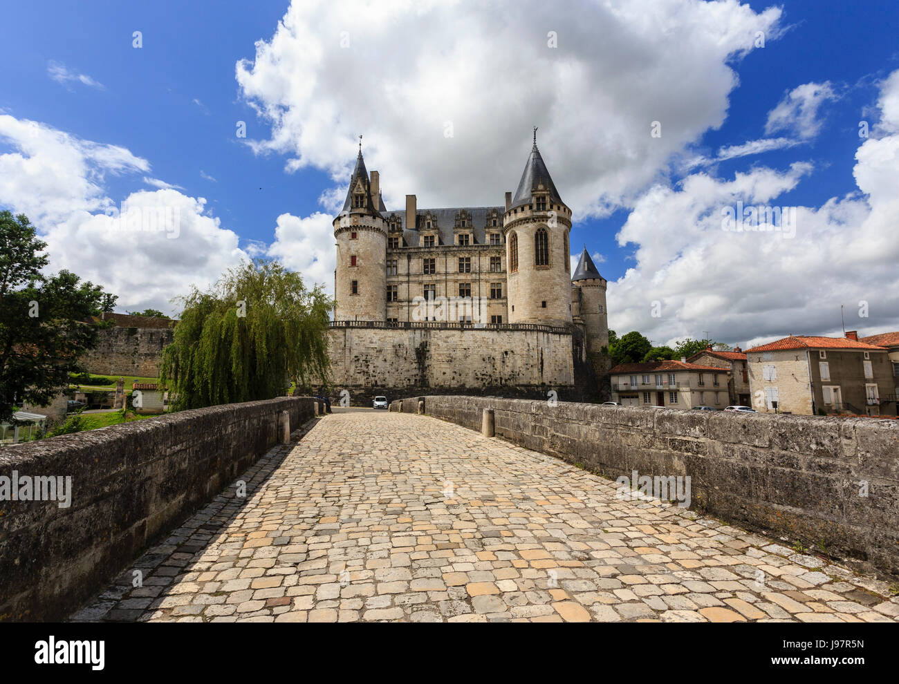 Frankreich, Charente, La Rochefoucauld, Rochefoucauld Schloss und der Brücke über den Fluss Tardoire Stockfoto