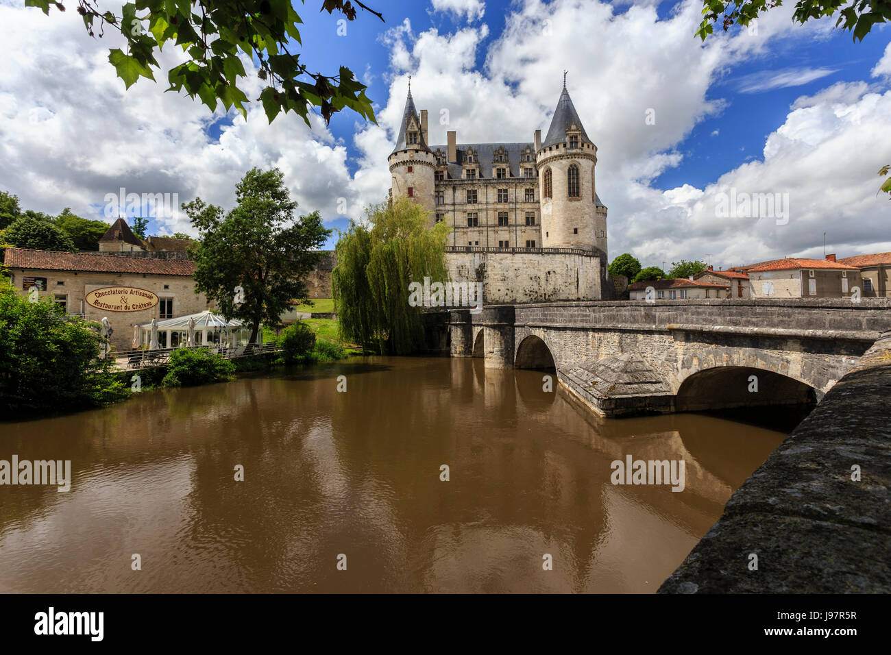 Frankreich, Charente, La Rochefoucauld, Rochefoucauld Schloss und der tardoire Fluss Stockfoto