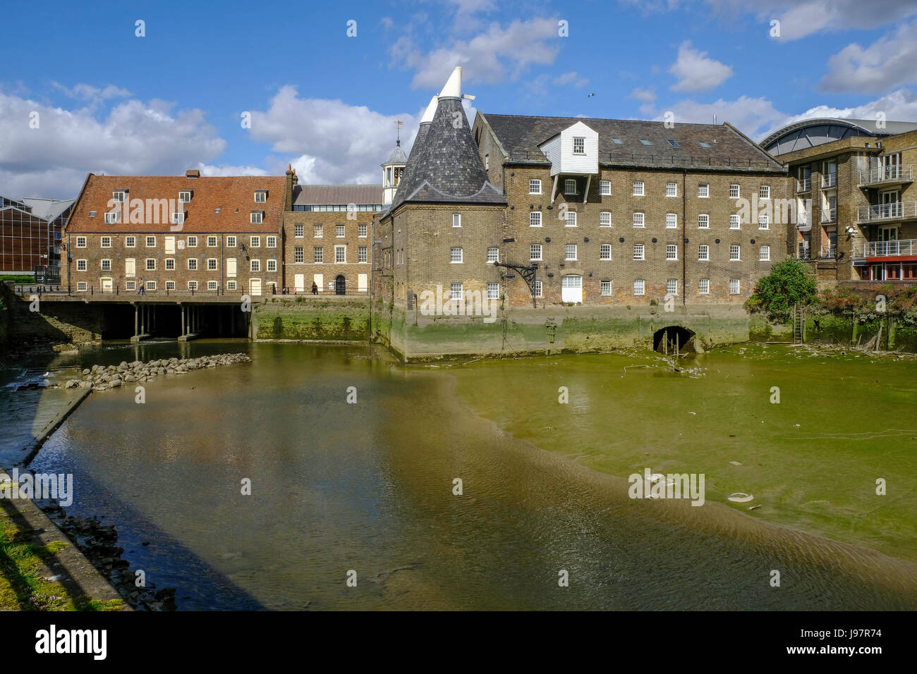 Drei Mühlen und Haus Mühle, East London mit River Lea im Vordergrund Stockfoto