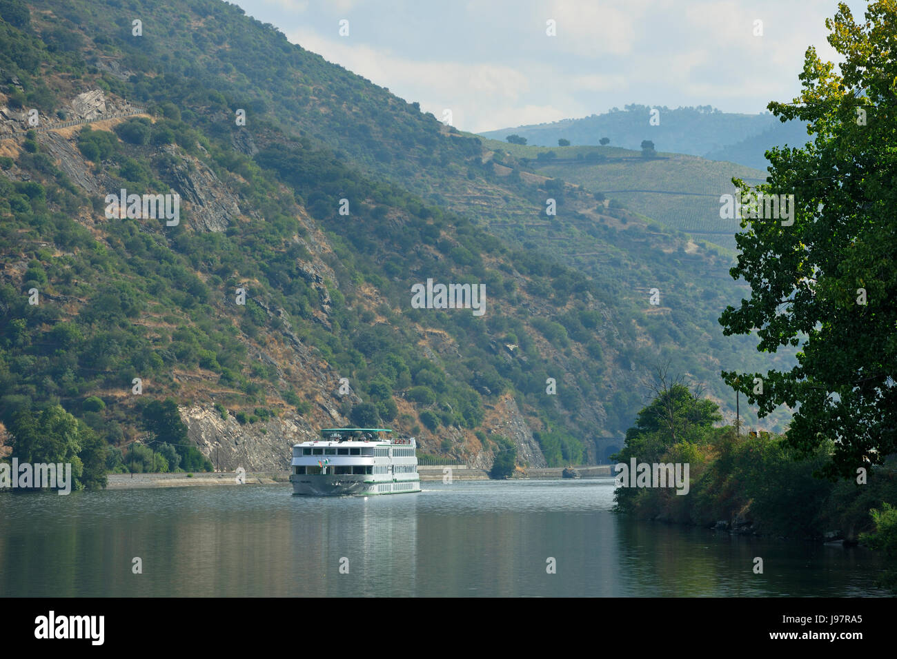 Ein Hotelschiff am Fluss Douro. Portugal Stockfoto