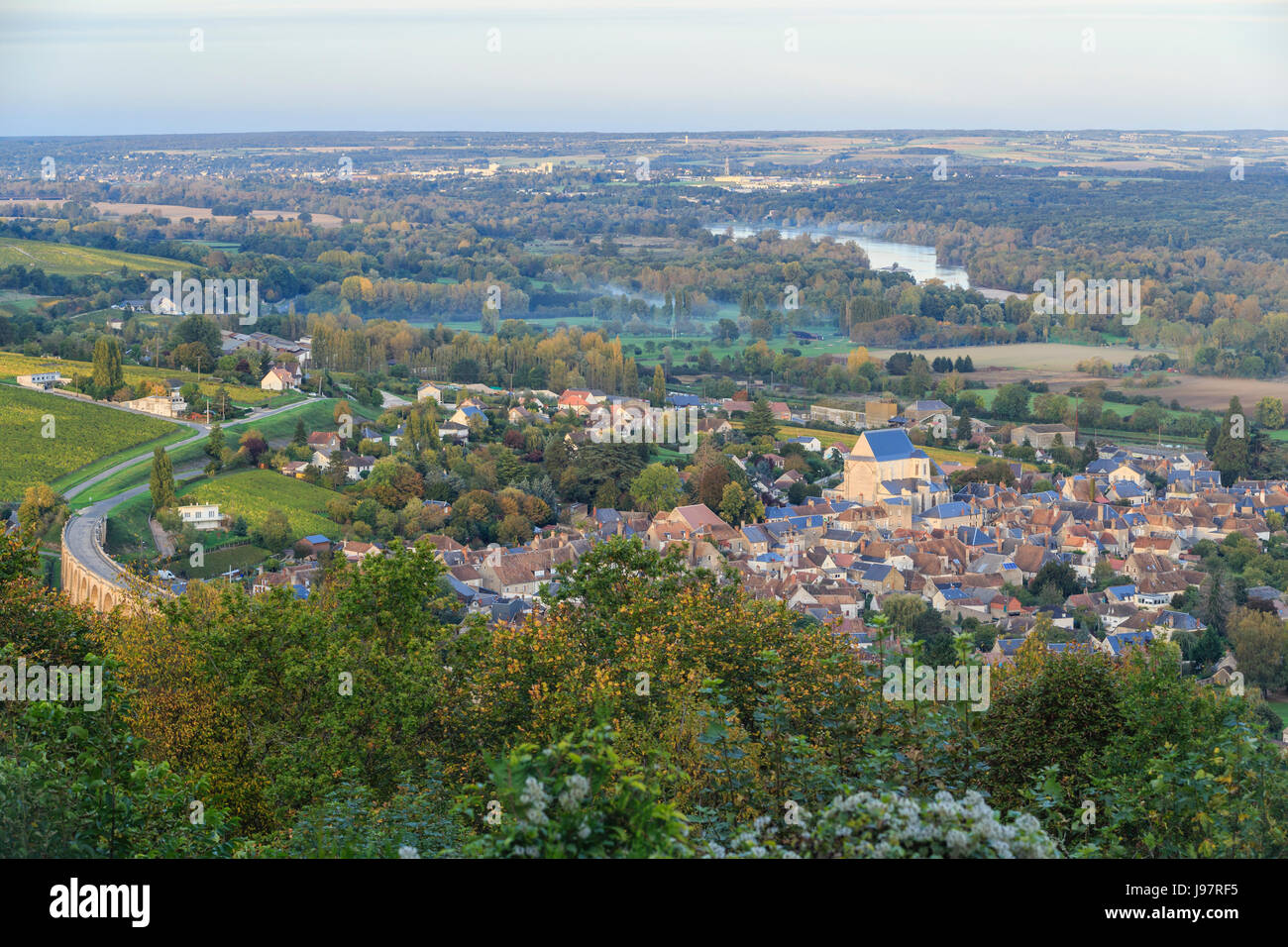 Frankreich, Loire, Pouilly-sur-Loire und der Loire Blick von Sully-sur-Loire, Burgund weit auf der anderen Seite der Loire Stockfoto