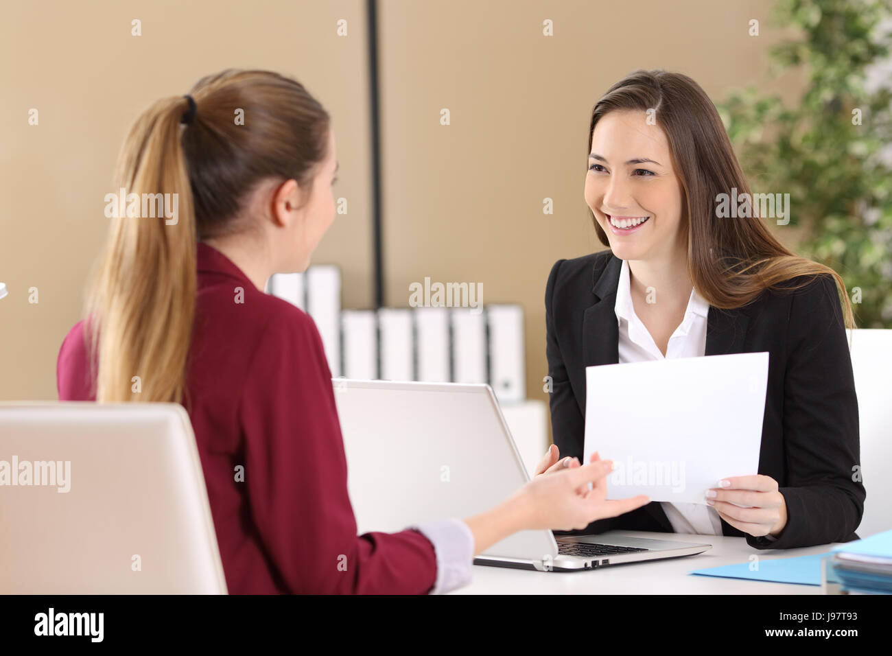 Chef, die Teilnahme an einem Mitarbeiter bei einem Vorstellungsgespräch in einem Desktop im Büro Stockfoto