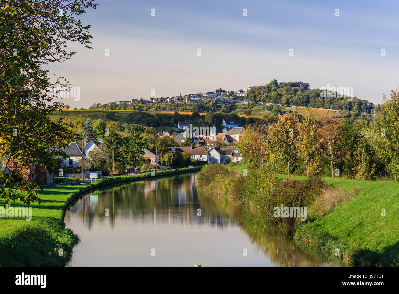 Frankreich, Cher, menetreol-sous-Sancerre, das Dorf und die Canal lateral a la Loire, Sancerre hinter Stockfoto