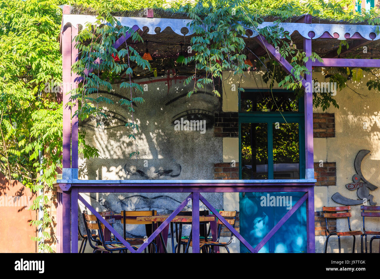 Frankreich, Cher, La Borne, Chez Les Filles Cafe, Terrasse Stockfoto