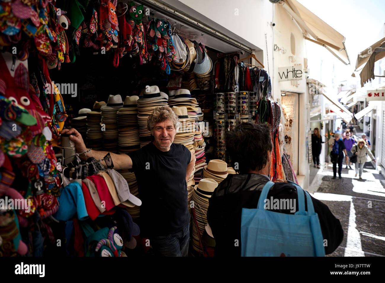 Vulkanische griechische Insel Santorin eine der Kykladen im Ägäischen Meer. Fira die Inseln Hauptstadt Hut Shop Händler bei seiner Ladenfront Stockfoto
