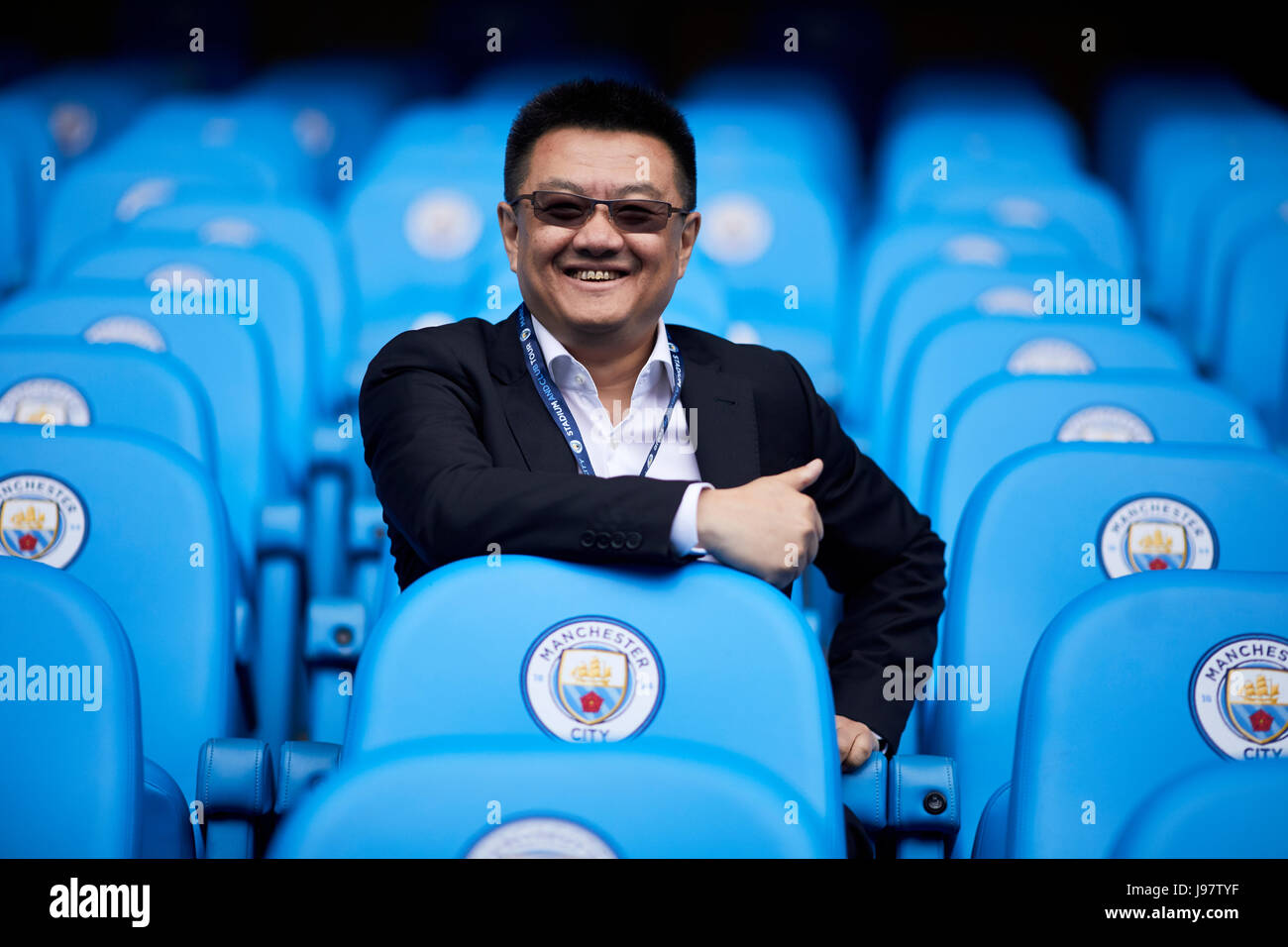 Yan Cheng, Personaldirektor des Organisationskomitees Beijing für die Olympischen Winterspiele 2022 besucht Manchester City FC Etihad Stadium. Stockfoto