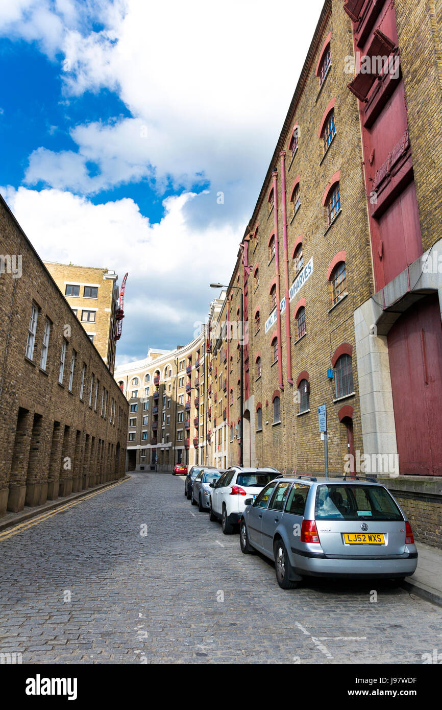 Gepflasterte Straße mit alten Lagerhäusern entlang Wapping High Street, London, UK Stockfoto