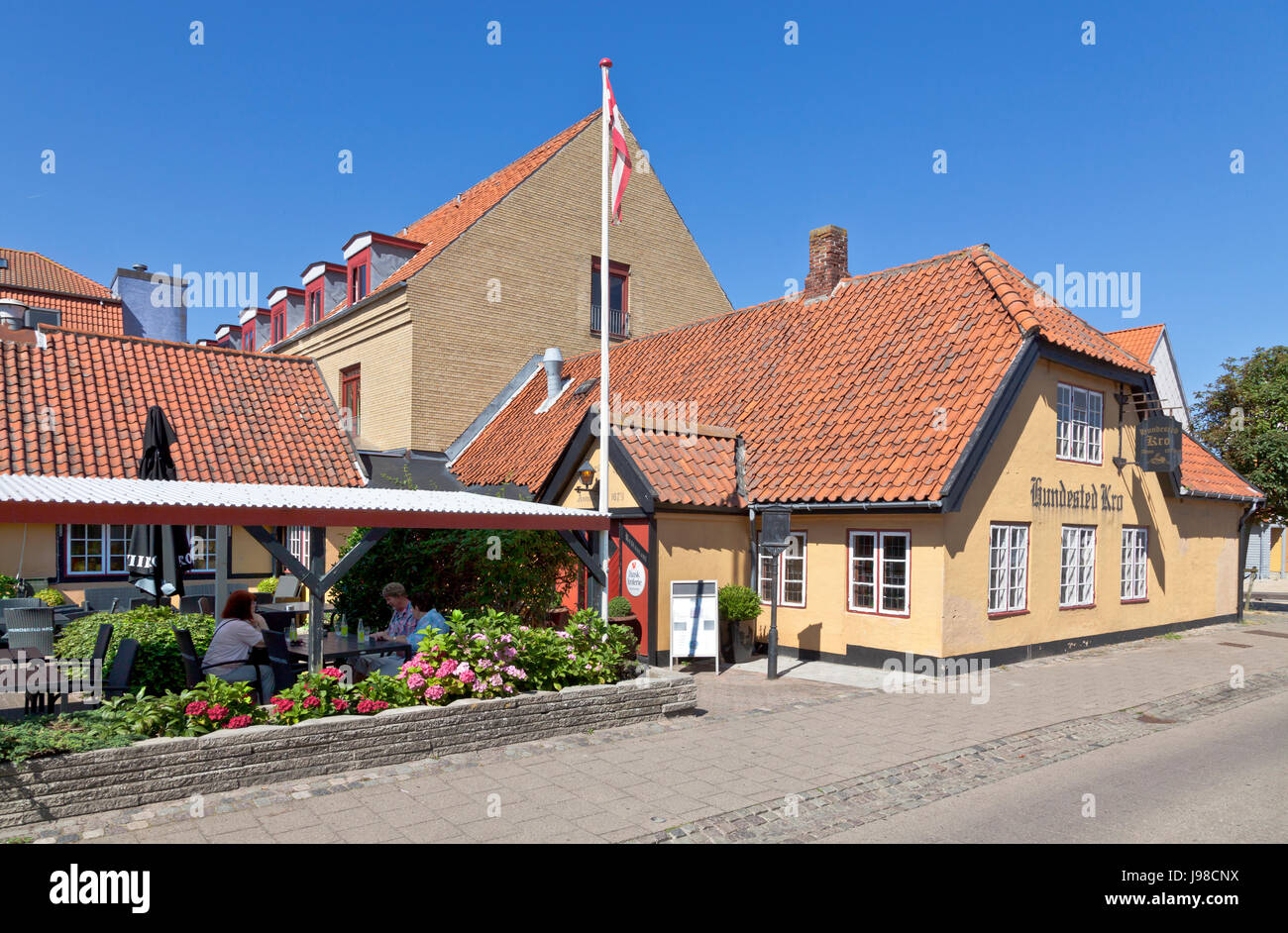 Mittagessen im Hundested Inn and Hotel, Hundested Kro og Hotel, in Hundested n North Sealand, Dänemark. Hygge. Stockfoto