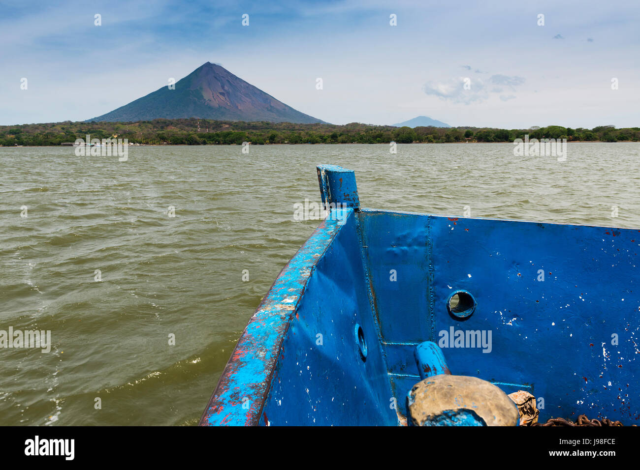 Deteail des Bogens einer Fähre mit der Insel Ometepe im Hintergrund, in Nicaragua; Konzept für Reisen in Nicaragua und Zentralamerika Stockfoto