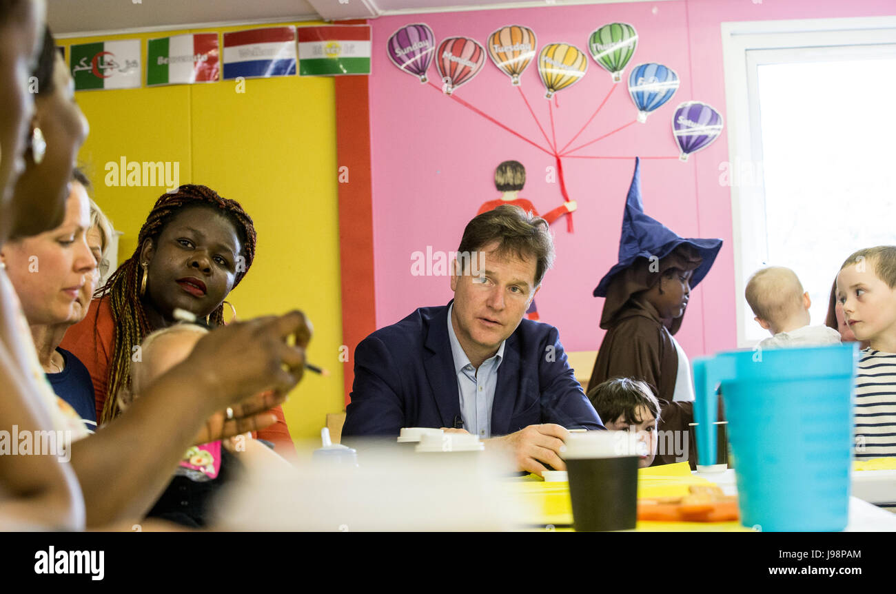 Nick Clegg liberaler Demokrat MP, steht im Chat mit Eltern für eine Wiederwahl in Sheffield Hallam University am 8. Juni. Er ist ein ehemaliger stellvertretender Premierminister Stockfoto