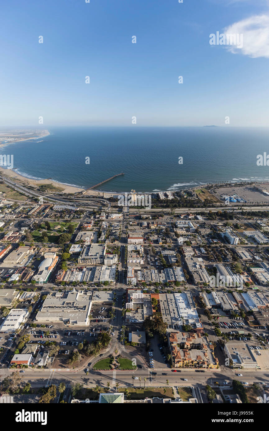 Luftaufnahme der Innenstadt von Ventura und der Pazifikküste in Südkalifornien. Stockfoto