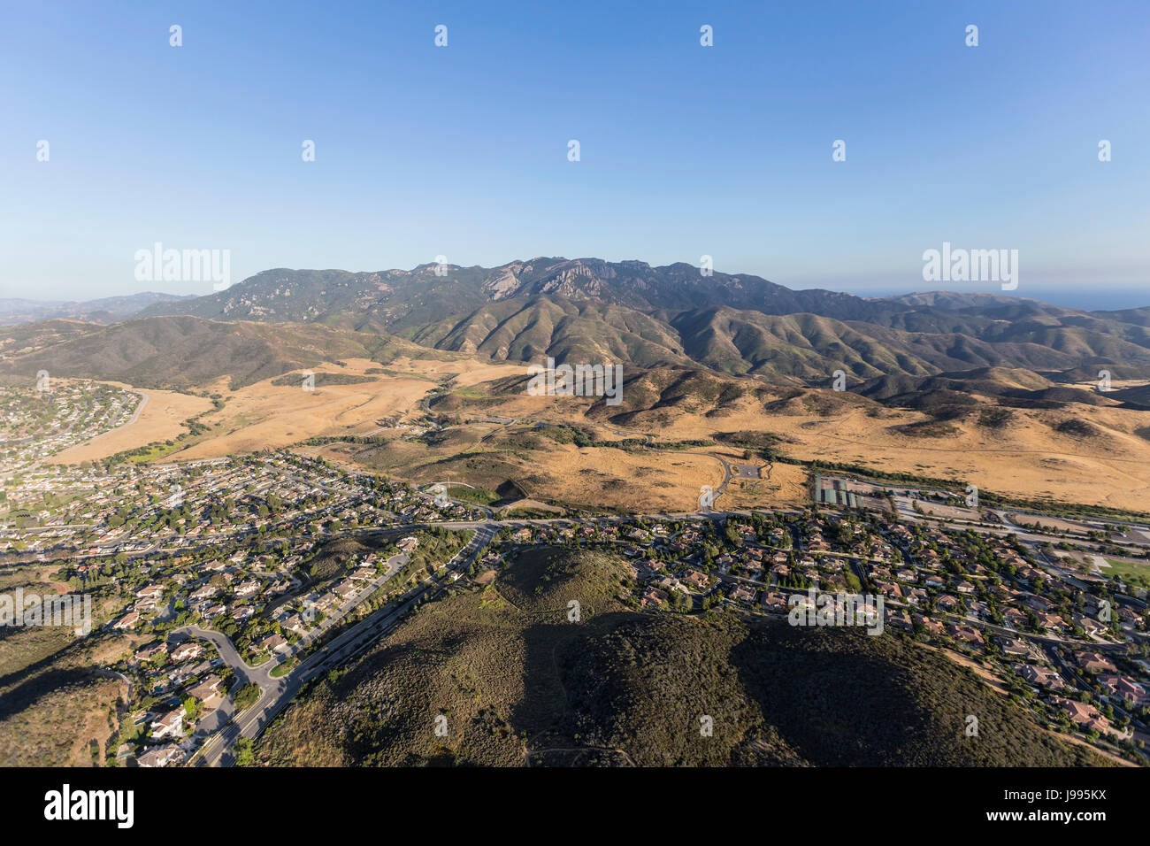 Luftaufnahme von Newbury Park, Boney m und die Santa Monica Mountains National Recreation Area in Ventura County, Kalifornien. Stockfoto