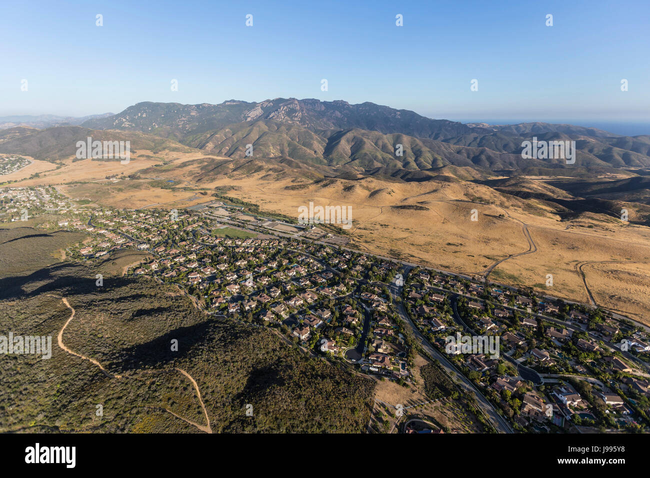 Luftaufnahme von Newbury Park Häusern und den Santa Monica Mountains National Recreation Area in Ventura County, Kalifornien. Stockfoto