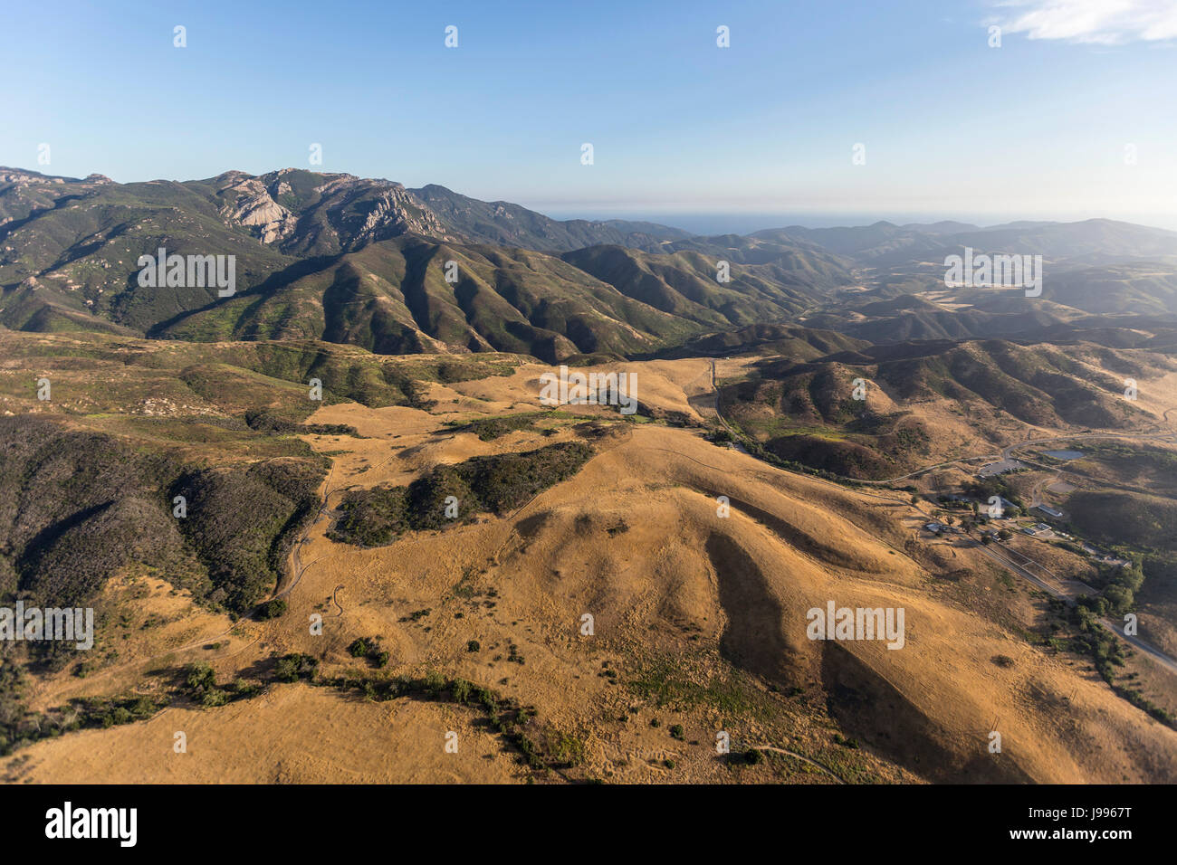 Luftaufnahme des Mt. Boney und Rancho Sierra Vista in den Santa Monica Mountains National Recreation Area. Stockfoto