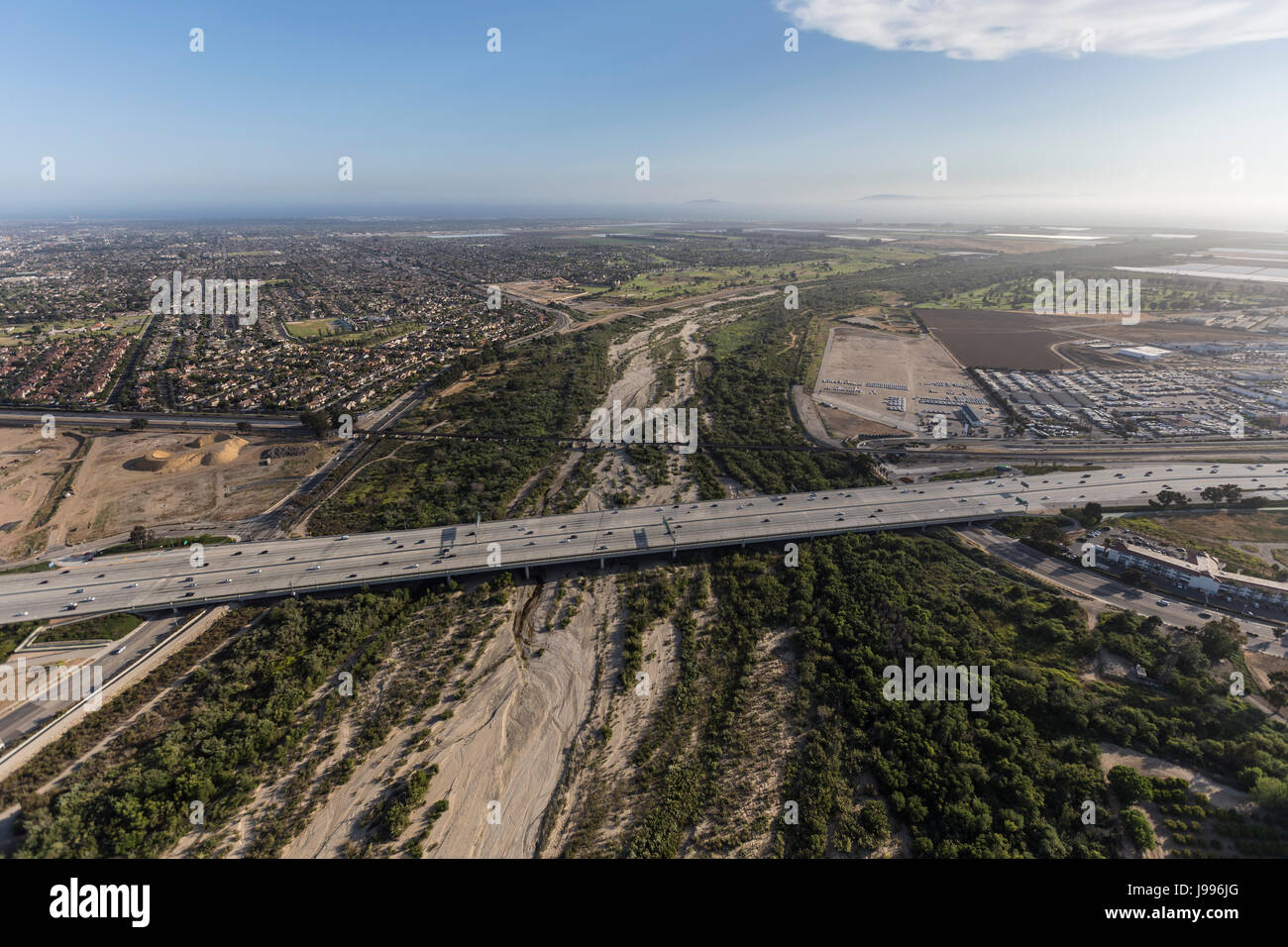Luftaufnahme des Ventura 101 Freeway überqueren des Santa Clara River in Oxnard, Kalifornien. Stockfoto