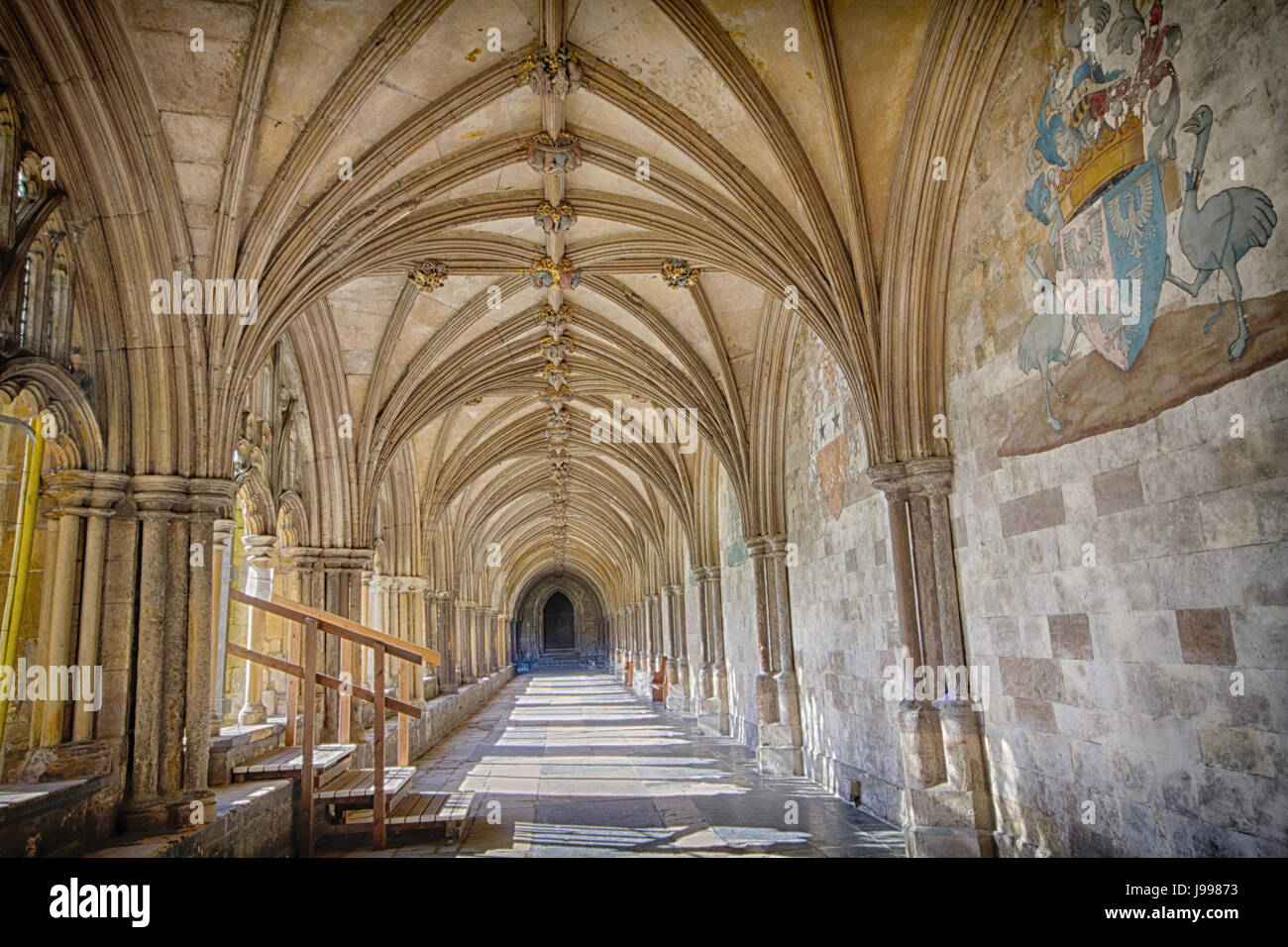 Die Klöster in Norwich Cathedral in HDR fotografiert. Wetterbedingungen, sehr sonnig. Stockfoto