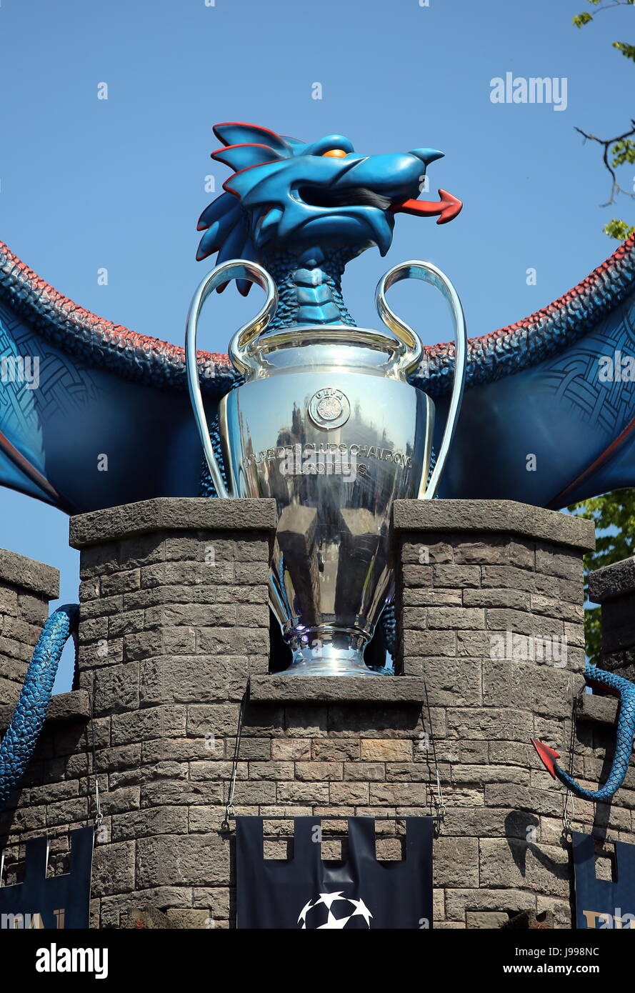 Ein Blauer Drache, die Trophäe und eine Reihe von UEFA Banner drapiert außen Cardiff Castle Stockfoto