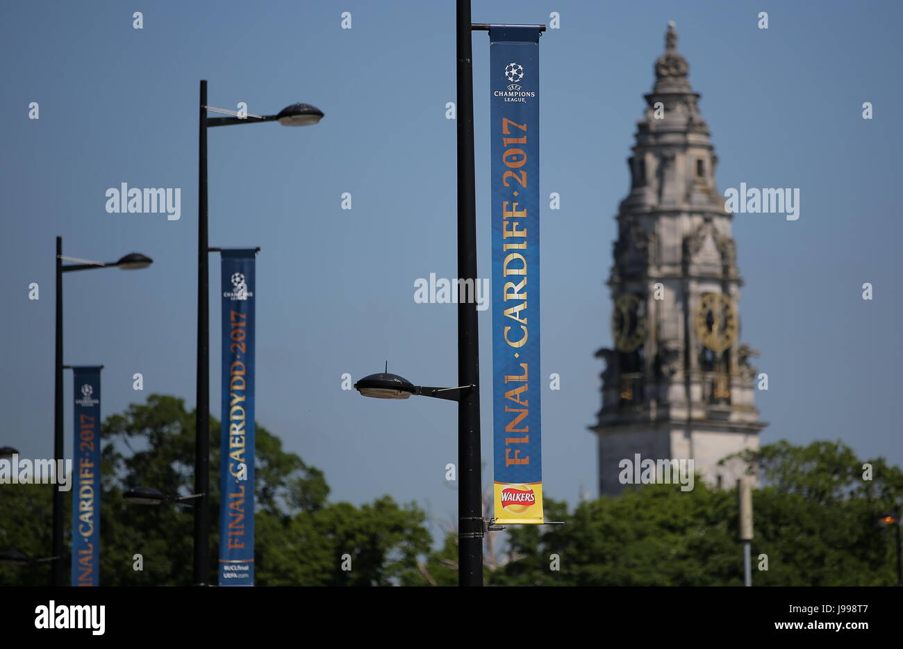 UEFA Champions League-Banner auf mit der County Hall im Hintergrund Stockfoto