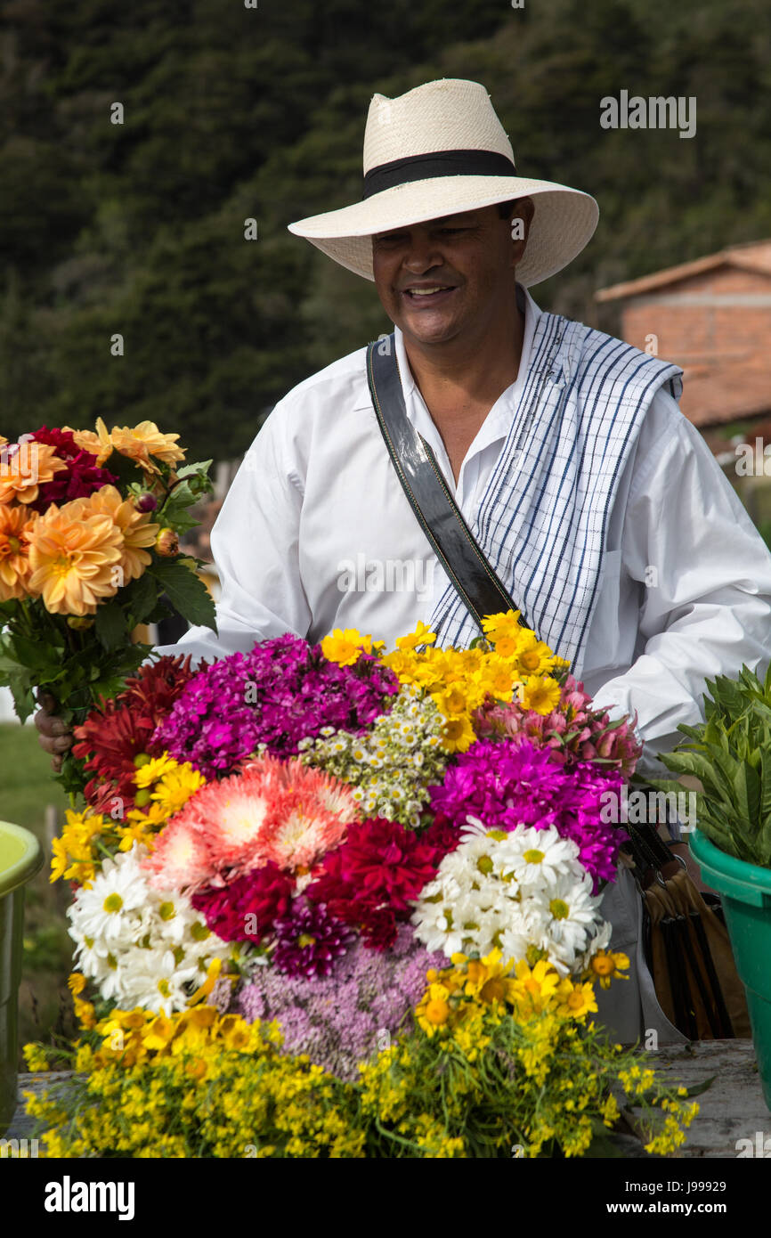 Blume-Landwirt in der Nähe von Medellin, Kolumbien in traditioneller Kleidung Stockfoto