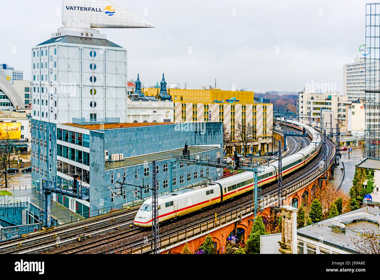 Berlin, Bahngleise Und Bürohäuser; Spuren und Bürogebäuden Stockfoto