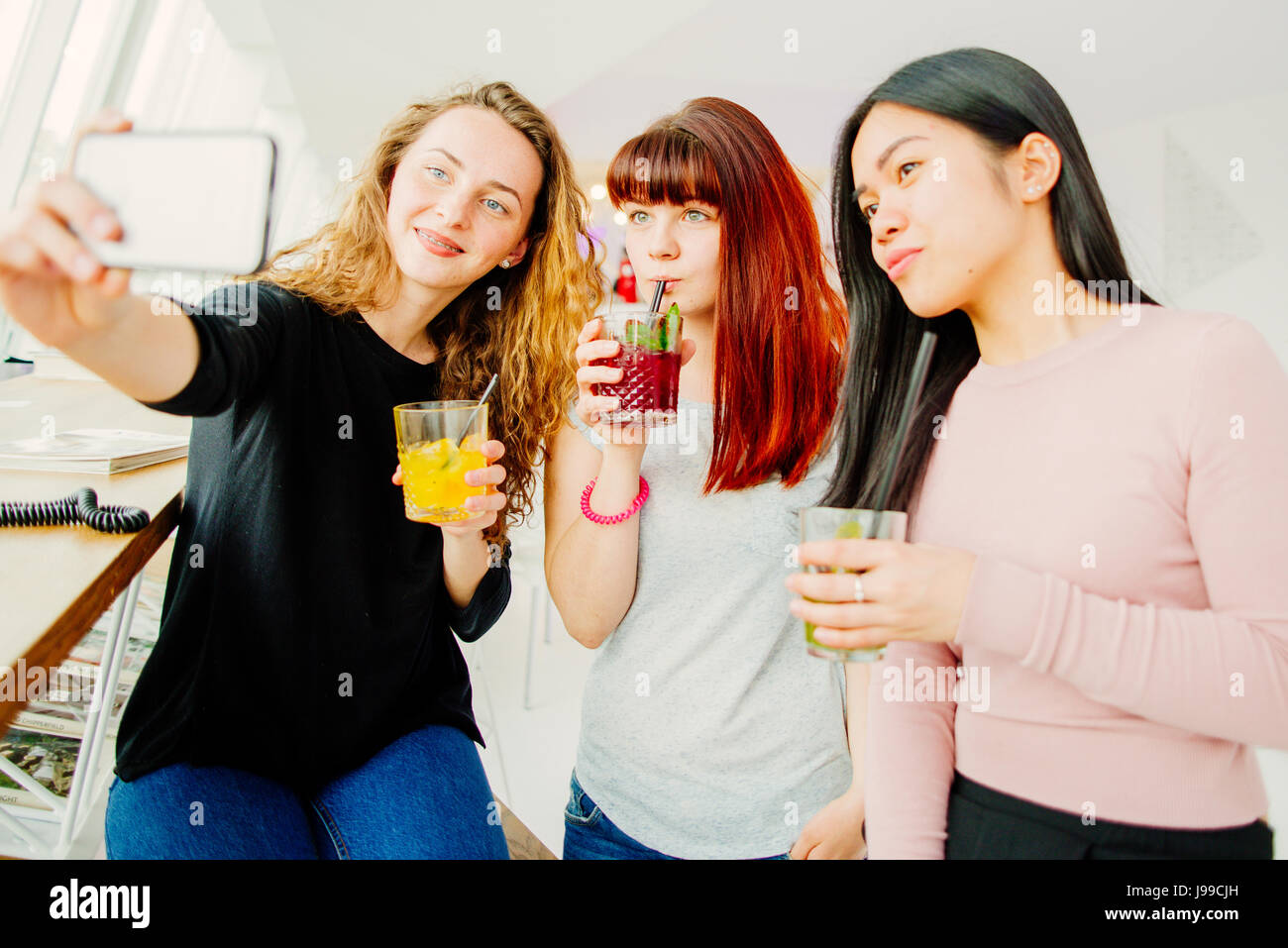 Drei junge Freundinnen nehmen selfie Stockfoto