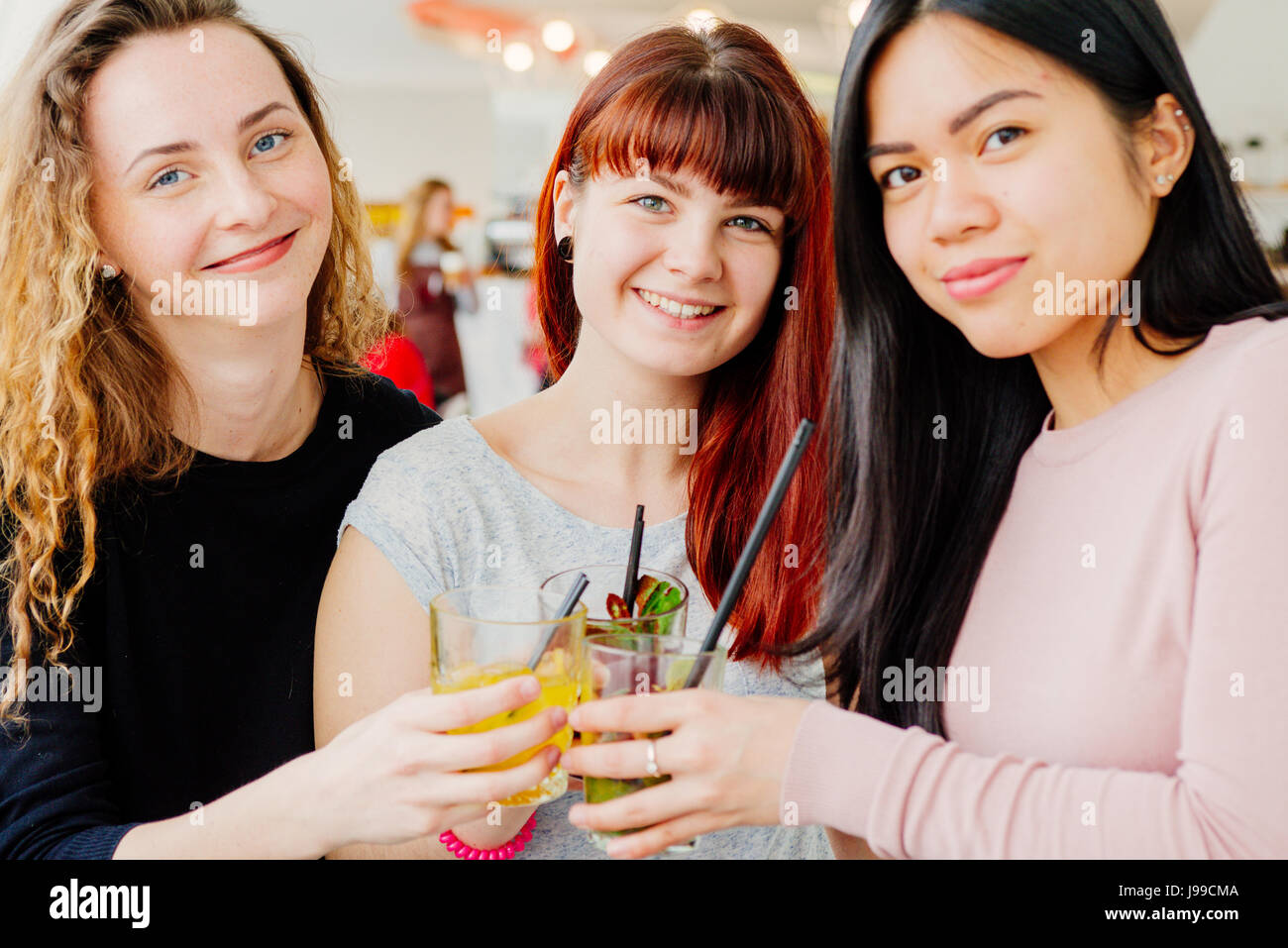 Drei junge Freundinnen spielen mit dem Ipad Überprüfung Urlaub Fotos Stockfoto