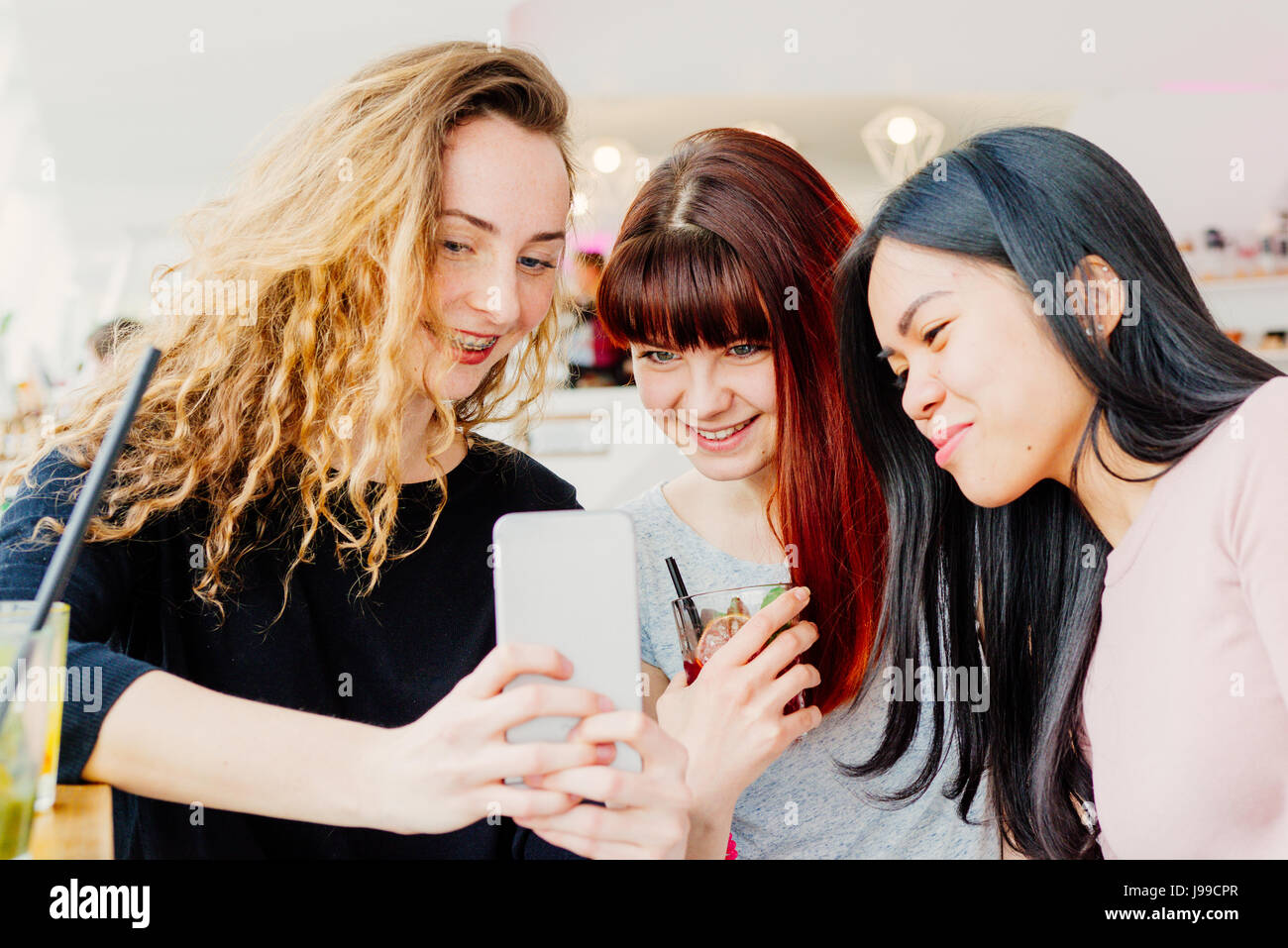 Drei junge Freundinnen nehmen selfie Stockfoto