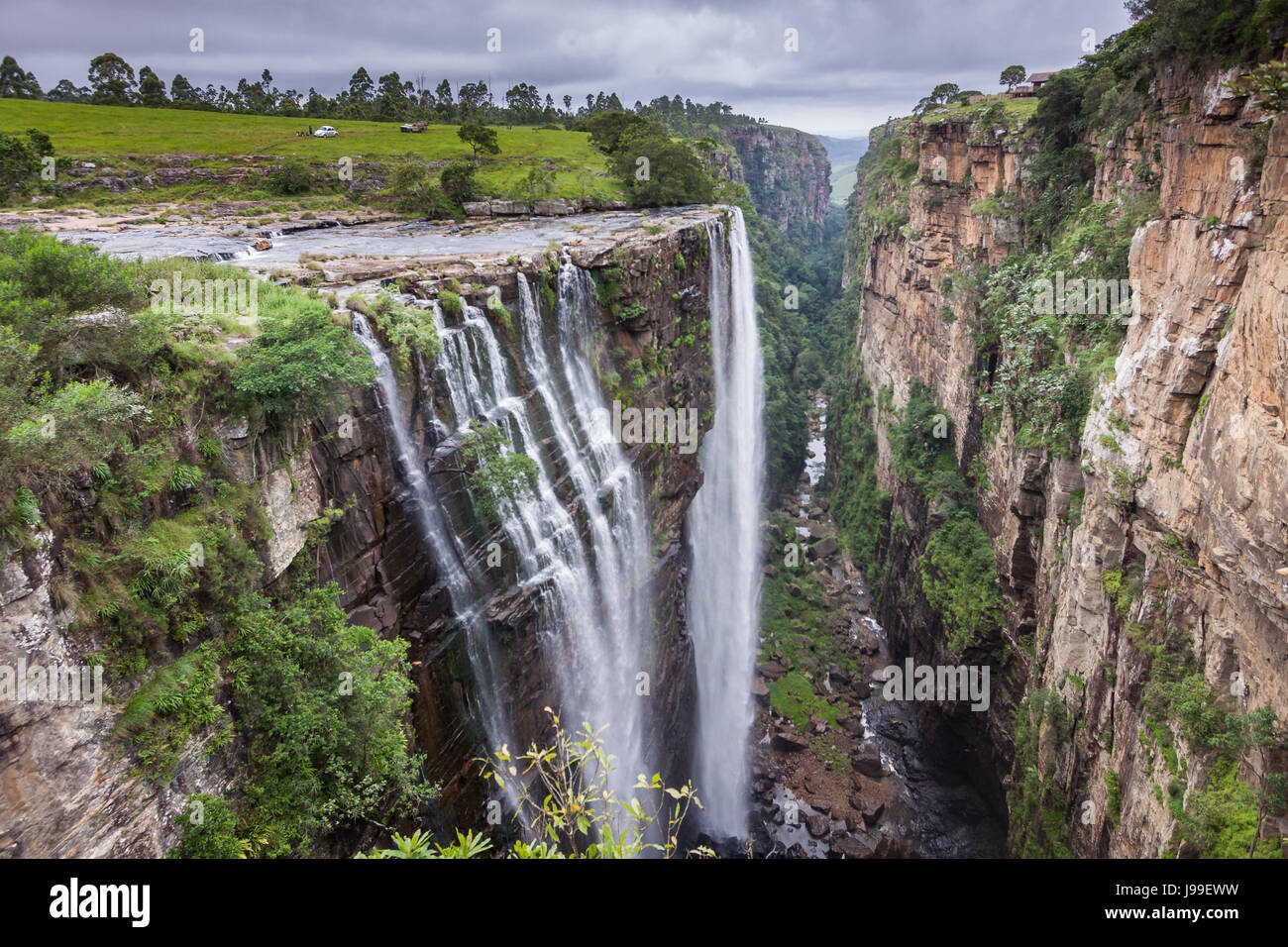 Herrliche Magwa Wasserfälle fallen 100 m in einem Slotcanyon, in der Nähe von Mbotyi, Wild Coast, Transkei, Südafrika Stockfoto
