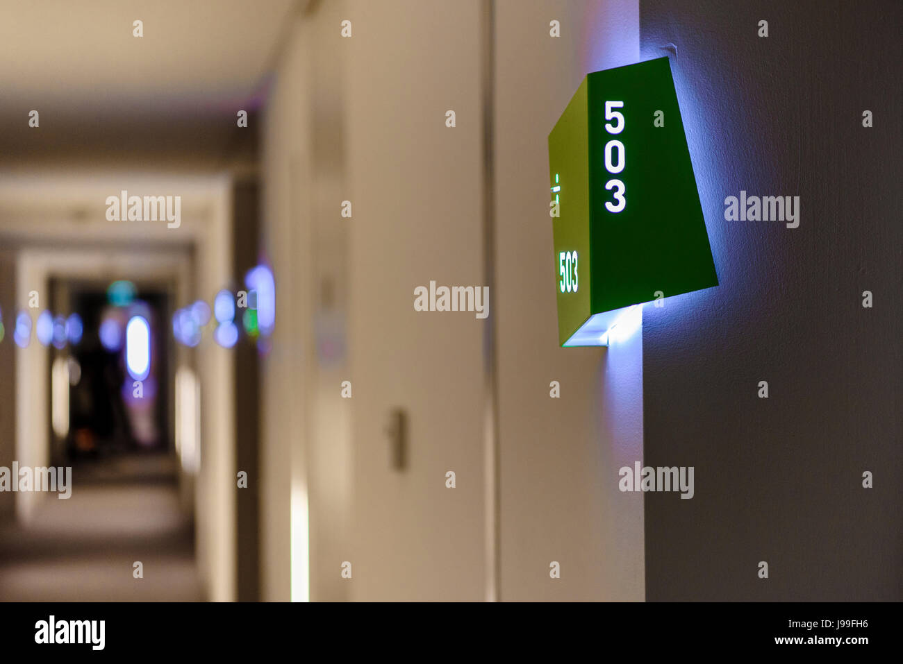 Zimmer leuchtet außen Zimmer auf einem Korridor in einem Hotel. Stockfoto