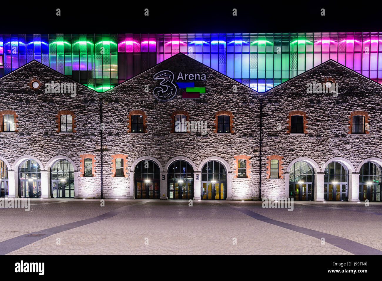 Bunte Lichter außerhalb der 3 Arena in der Nacht, früher der O2-Arena und der Point Depot, ein Veranstaltungsort für große Konzerte in Dublin, Irland. Stockfoto