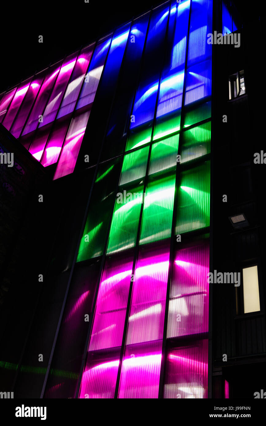 Bunte Lichter außerhalb der 3 Arena in der Nacht, früher der O2-Arena und der Point Depot, ein Veranstaltungsort für große Konzerte in Dublin, Irland. Stockfoto