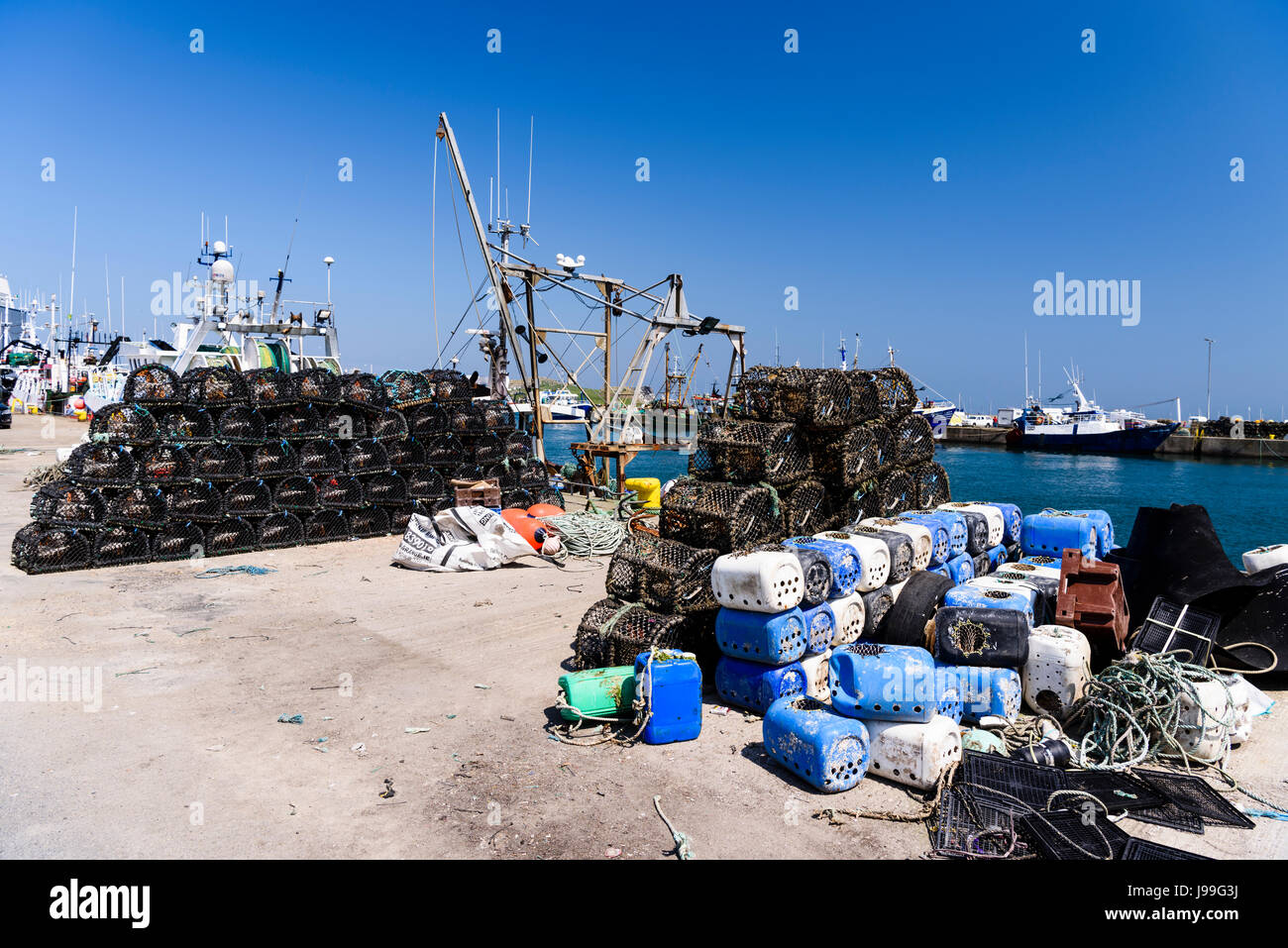 Hummer-Käfige gestapelt am Hafen von Howth, Dublin, Irland. Stockfoto