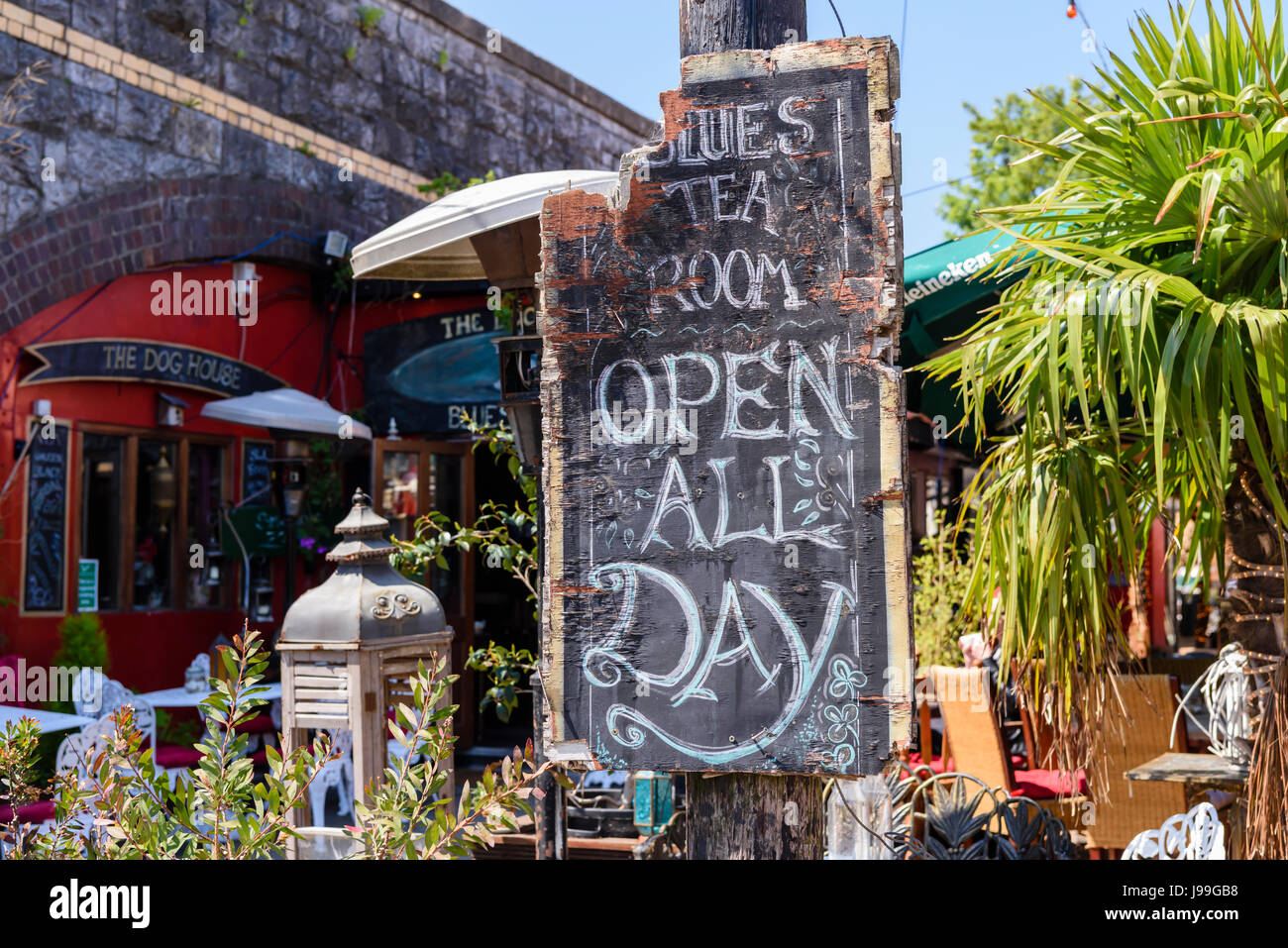 Schild mit der Aufschrift "Blues Tea Room - ganztägig geöffnet". Stockfoto