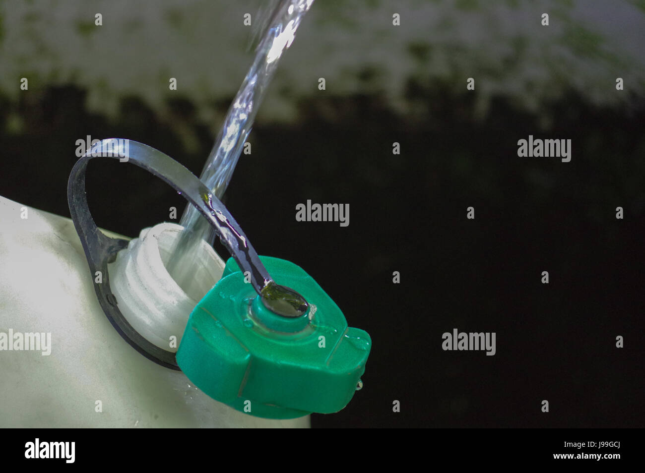 ein Kunststoff tank ist aus Wasserhahn mit frischen Quellwasser auffüllen  Stockfotografie - Alamy