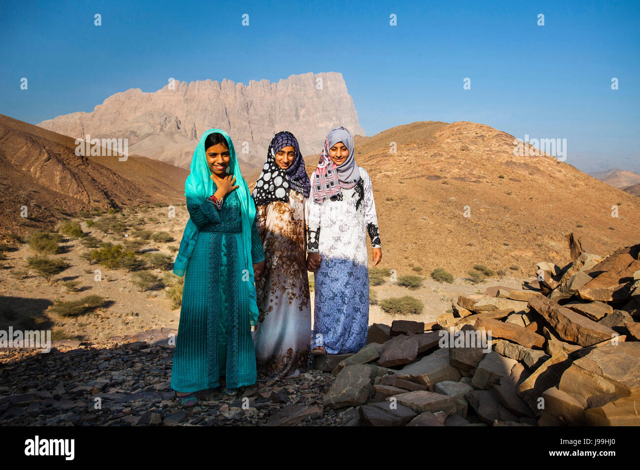 Junge Mädchen in Al Ain der Bienenstock Gräber und Kamm Berg, Oman, Arabische Halbinsel, Asien, von Monika Hrdinova/Dembinsky Foto Assoc Stockfoto