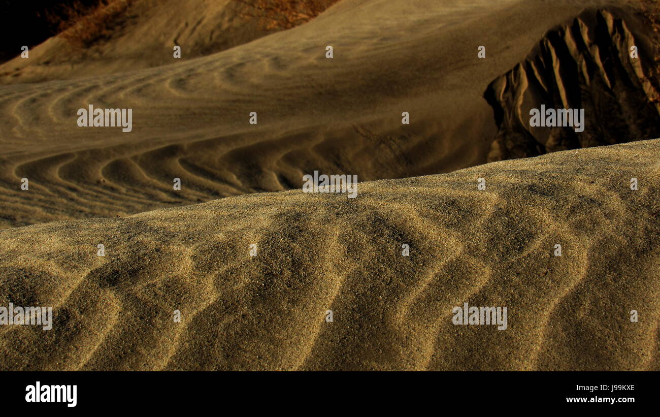 Dünen mit welligem Sand Muster Stockfoto