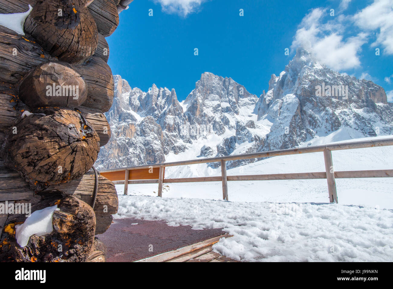 Almhütte, Blockhütte Unterstände von der Sonne an einem wunderschönen Tag bis in den italienischen Dolomiten, nach den letzten Schnee gefallen ist. Stockfoto