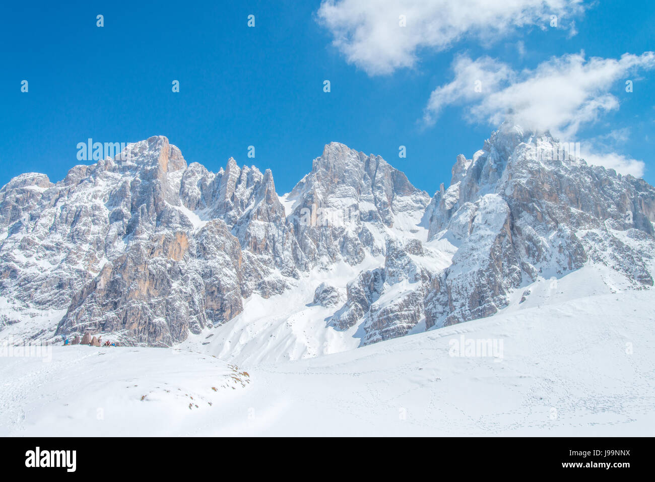 Eine Gruppe von Wanderern/Skifahrer Ruhe vor der imposanten Bergkette, nach ein langer Morgen in den frischen Schnee gefallen. Stockfoto