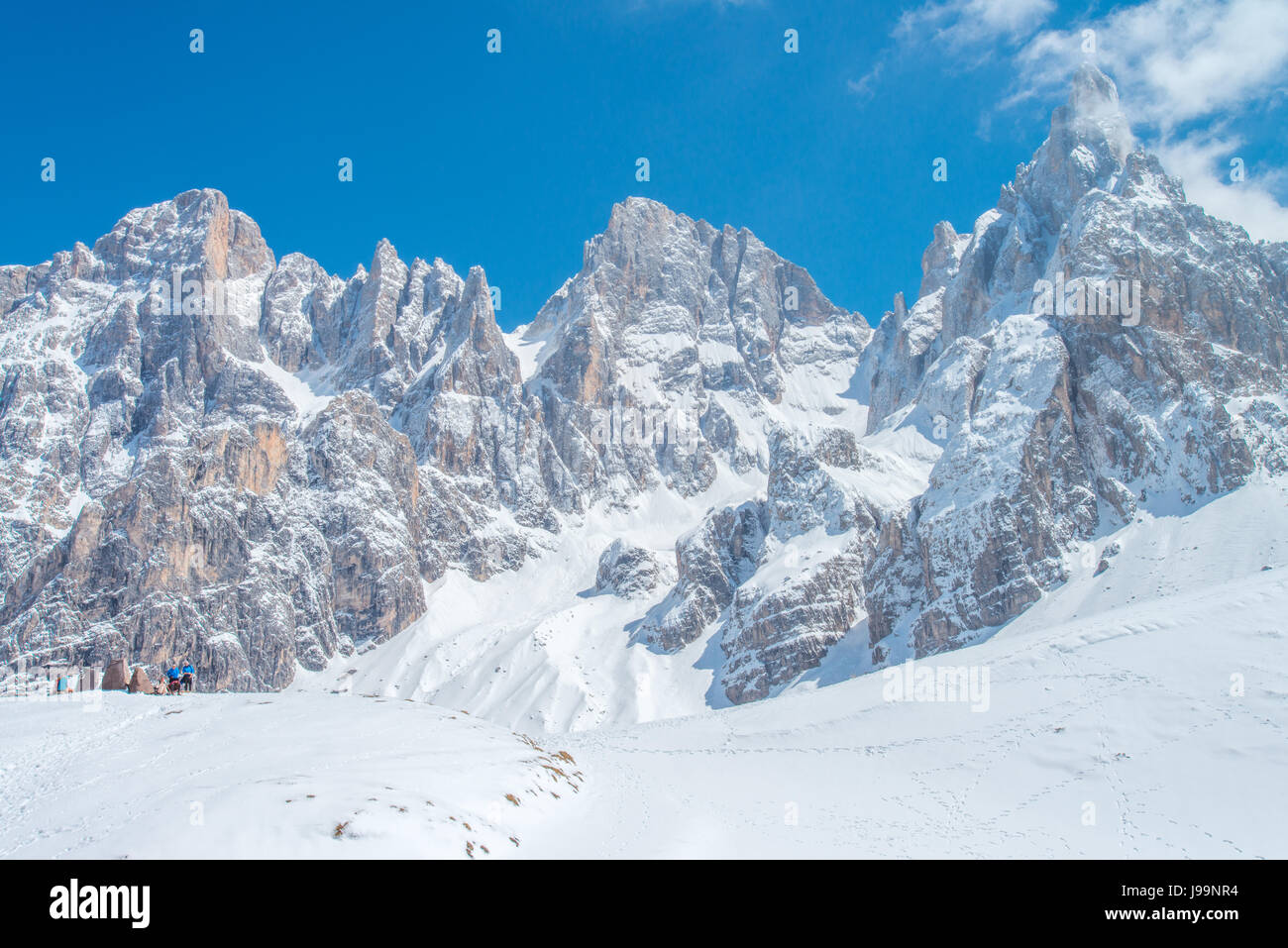 Eine Gruppe von Wanderern/Skifahrer Ruhe vor der imposanten Bergkette, nach ein langer Morgen in den frischen Schnee gefallen. Stockfoto
