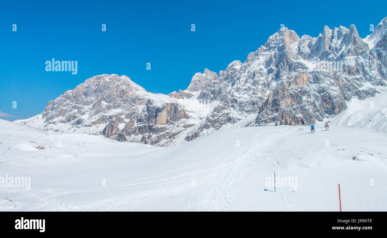 Phänomenale Panorama der Dolomiten Italiens mit Trekker, Wanderer, Skifahrer und bewundern Sie den Berg Landschaft ruht Stockfoto