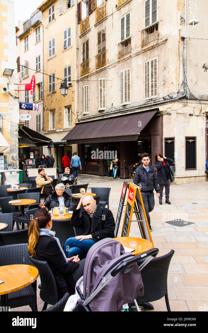Es gibt ein einladendes Café Szene am Place Puget in Toulon, Frankreich. Stockfoto